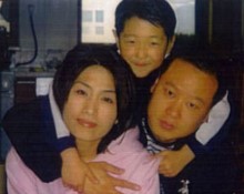 helicopter crash victim, Si Young Lee, right, with his wife, Boo Sool Park and one of their children