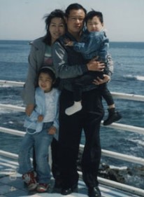 Si Young Lee with his family