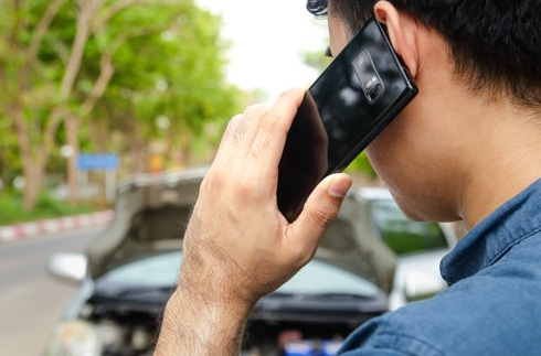 man calling 911 after car accident